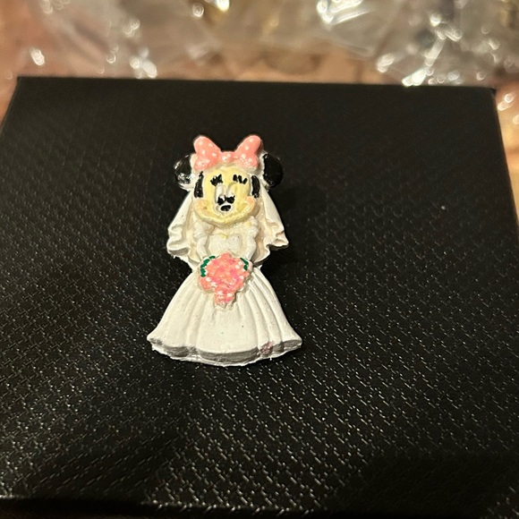 Handmade Minnie Mouse Bride Pin - Picture 2 of 4